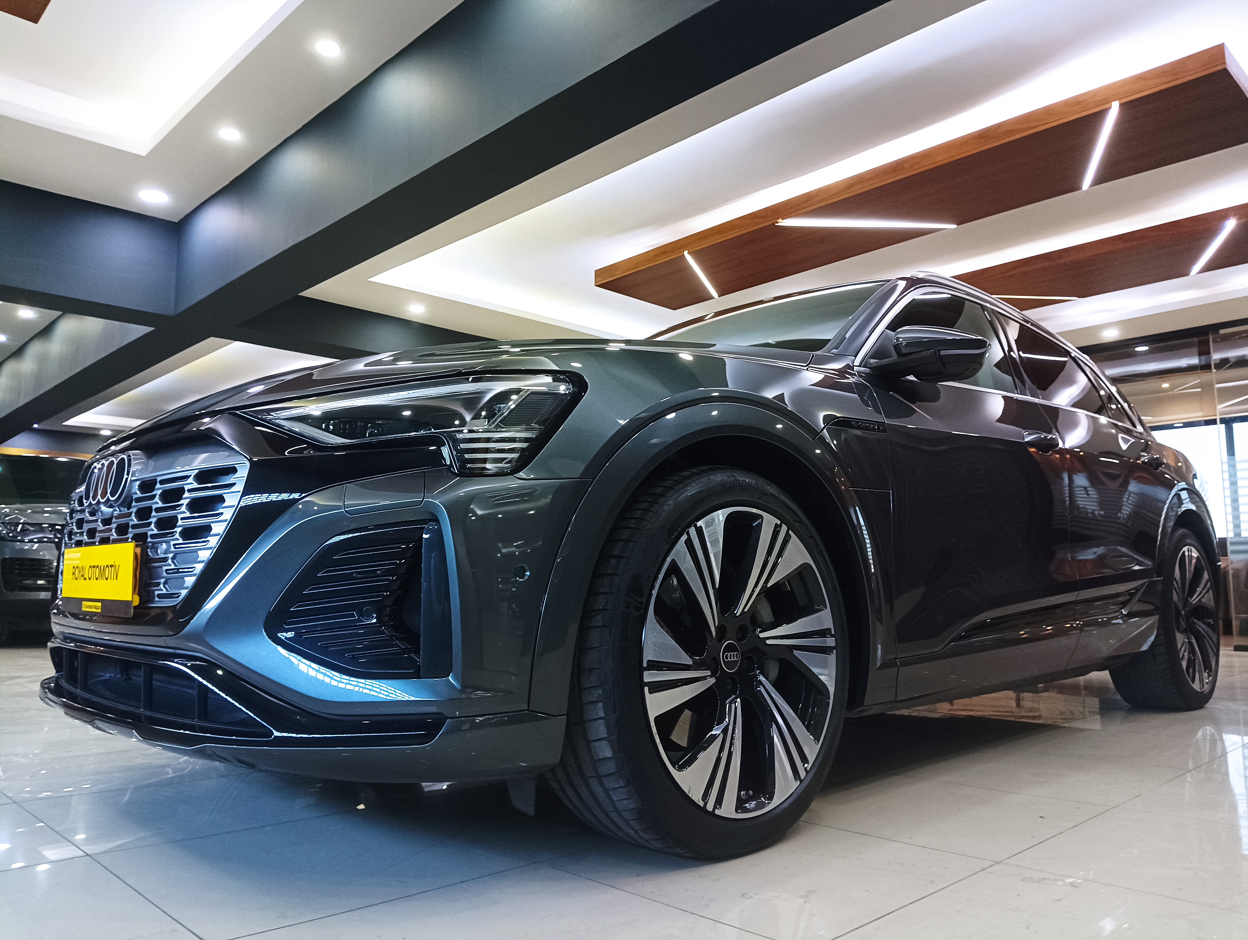 ROYAL'DEN AUDİ Q8 e-Tron 55 Quattro S Line BAYİ